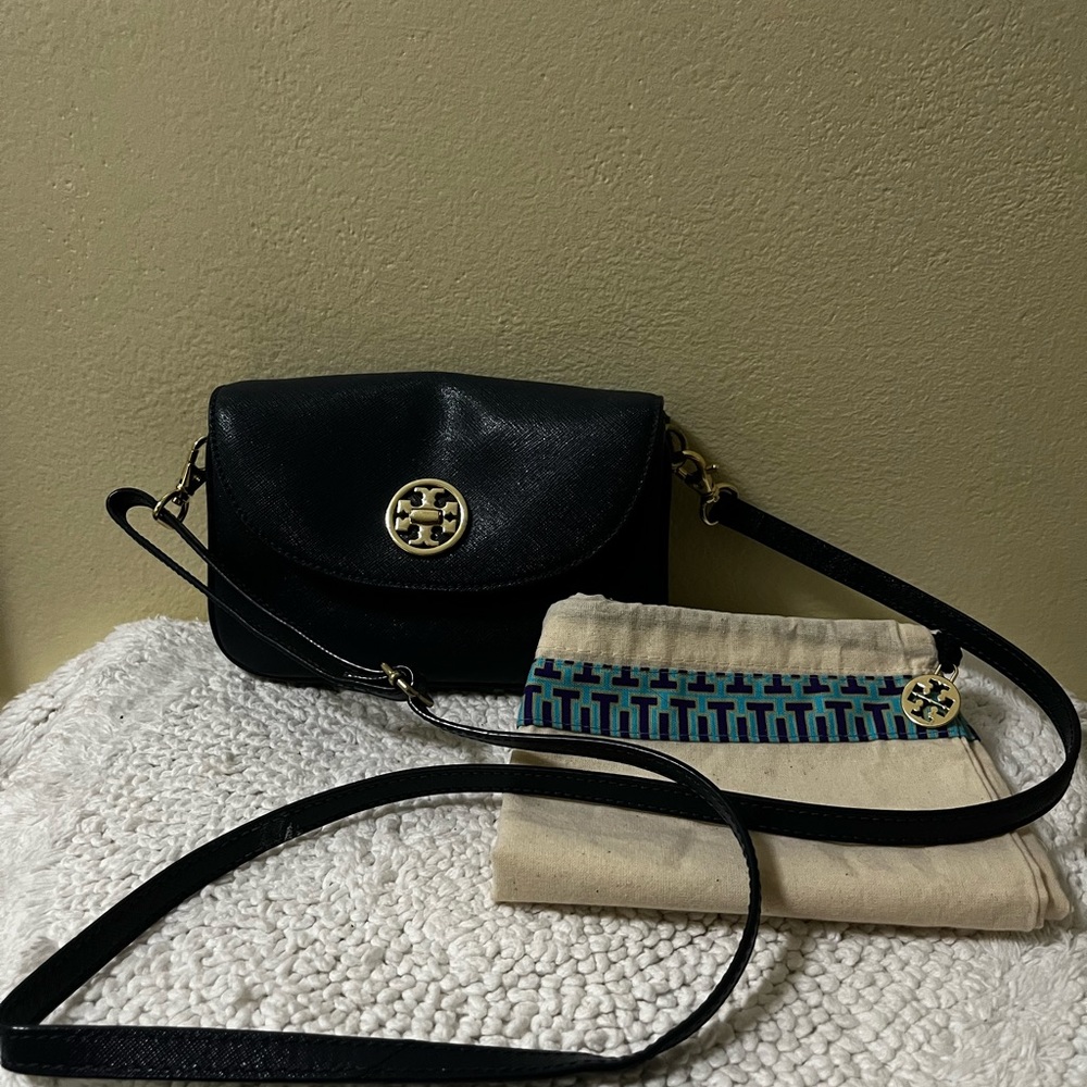 EUC Tory Burch navy little purse with gold hardware. Detachable strap. L 5” W 7”